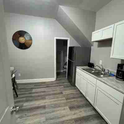 Bright,  furnished studio-Perfect for traveling professionals or students Others