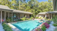 3BR secluded gem w/ pool, minutes to beaches/marinas, walk to town & restaurants - Pools