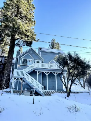 Luxury Treehouse Cabin with Jacuzzi and stunning views! - 4-Star
