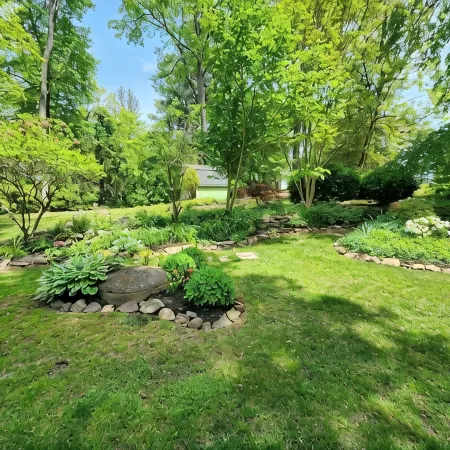 Charming 2-bedroom water oriented cottage with water access