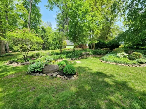 Charming 2-bedroom water oriented cottage with water access