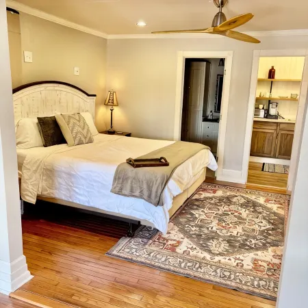 Bison Hall 6, No cleaning fee, 1 block from court square