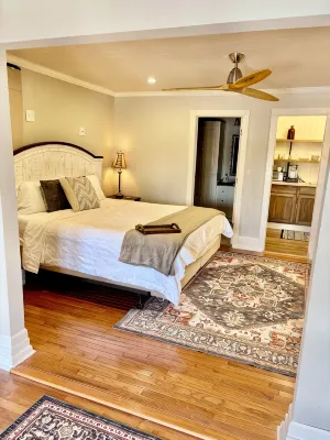 Bison Hall 6, No cleaning fee, 1 block from court square