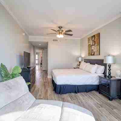 Biloxi Beach Sunrise Spectacular!  Steps from the beach and sand! Rooms