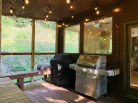 Cliff View Loj Home is in a Quiet Neighborhood Walking Distance to Mirror Lake. - 4-Star