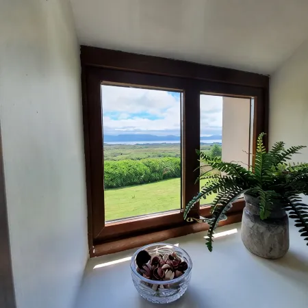 An Cnocan-beautiful cottage with stunning sea and mountain views