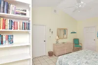 Buttercup Family Cottage beautiful beach, great snorkeling spot across the road - Country Houses