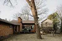 Huge Retreat with Heated Pool and Hot Tub by Briggs Woods Walking Trail and Golf  호텔