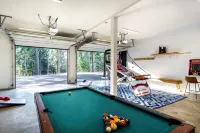 Forested Oasis for the Whole Family- Pet Friendly! Game Room, Hot tub and more! - 샬레 호텔