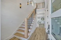 Bright airy lakeside home in gated community - 무료 와이파이