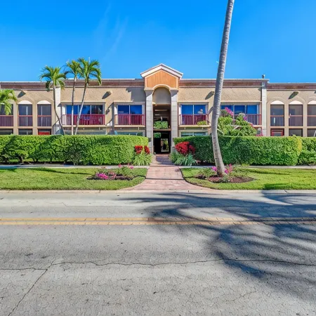 Charming Cottage-Style 3Br in the Heart of Old Naples – Walk to Beach & 5th Ave