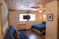 China Alley Cabin B: Cute & Cozy Cottage w/ Deck - 3-Star