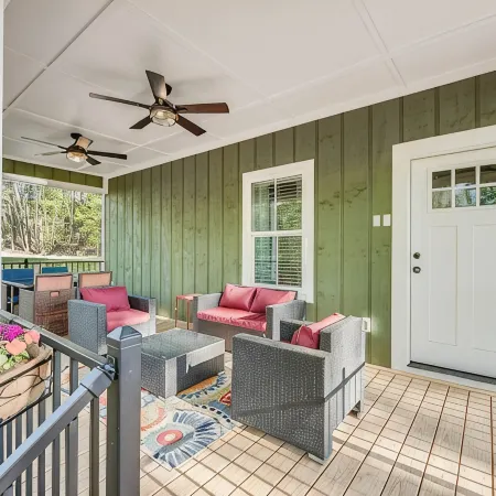 Rainyville - Emerald: Charming cottage with loft in Walhalla, South Carolina Отели в г. Окони Каунти