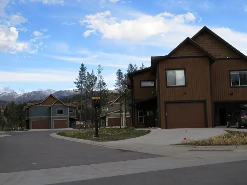 Hot Tub, 4 Baths , Steps to Free Shuttle, Sleeps 11 ,  Corner Lot