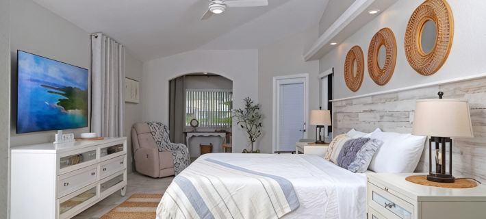 Vero Beach by Beach 8 Beds 2800 Sq Ft 11 Person Huge House Vaulted Ceilings Hotels in Vero Beach