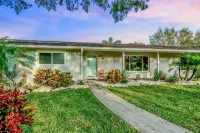 Pool, hot tub, putting green, pickleball, tiki bar, fire pit - Wifi