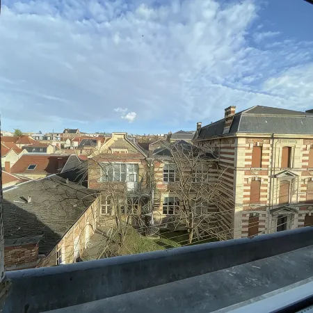 Large elegant apartment in the heart of Epernay. Quiet top floor with lovely view.