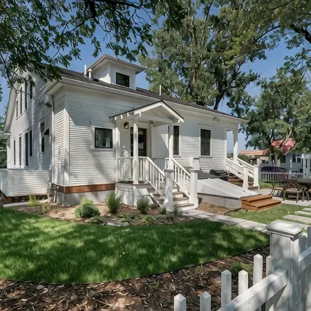 Charming Loft Bedroom Cottage in Downtown White, 1 block away from everything