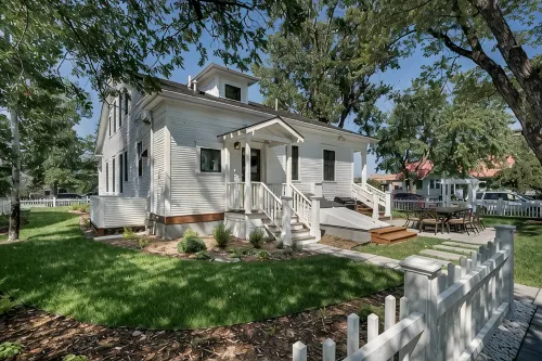 Charming Loft Bedroom Cottage in Downtown White, 1 block away from everything - Homestays