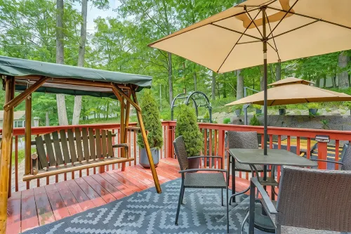 Cozy 4-bedroom house in enchanting Bushkill with private hot tub & game room