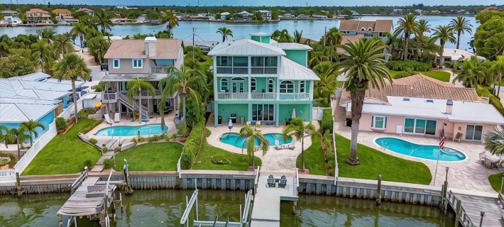 Coastal Elegance: Retreat with Heated Pool, Golf Cart, and Entertainment Haven Отели в г. Пинеллас