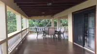 Playcation in Paradise villa with endless water view - Parvekkeita