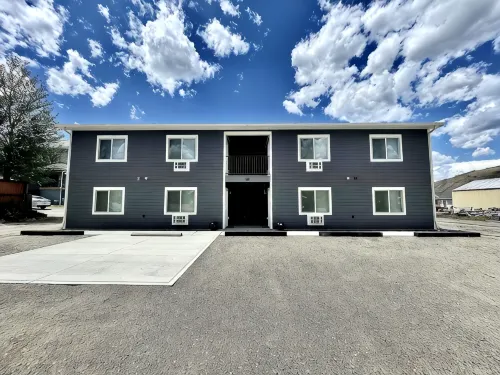 Yellowstone Retreat Rentals U2: two blocks from Yellowstone!