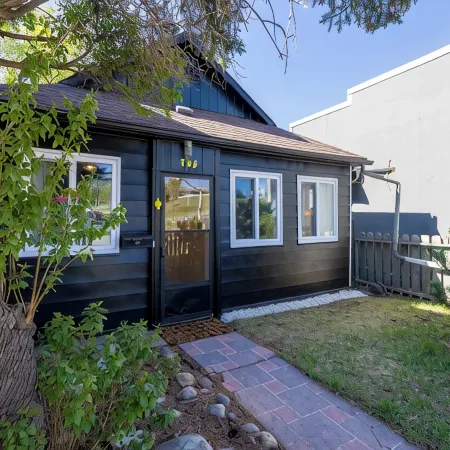 Funky House - Private Hot Tub - Walking Distance to Downtown