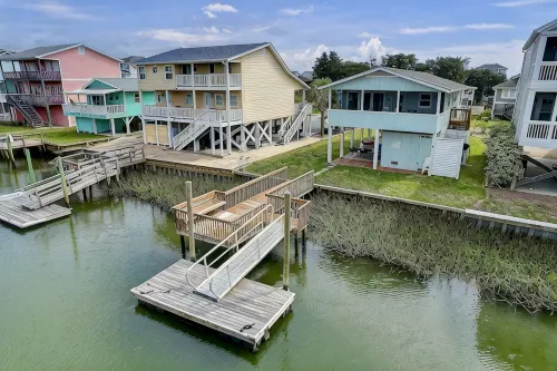 Beach House - Private Dock + Walk to the Beach - Homestays