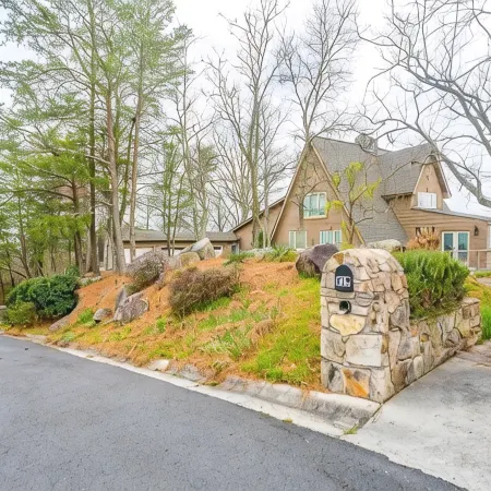 Luxury retreat with panoramic views at Mount Sinai Manor!