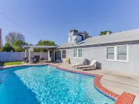 4 bedroom house with a pool Hotels in Reseda
