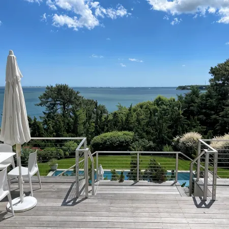 Bayfront 5 bedrooms family home. Panoramic sea view from all rooms