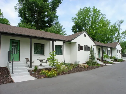 Cozy Cottage in Downtown Branson with a Pool - Country Houses