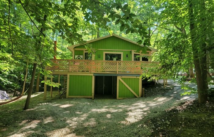 Charming lake cabin located next to Racoon State Park.