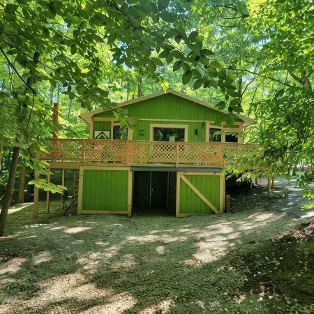 Charming lake cabin located next to Racoon State Park.