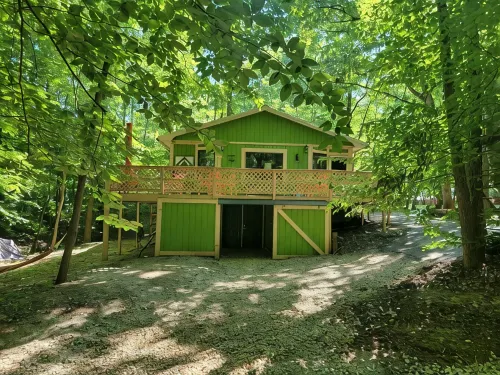 Charming lake cabin located next to Racoon State Park.