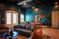'Green Door' Downtown Loft - 4-Star
