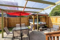 Charming Cottage Retreat - with Hot Tub, Sauna & 5 min walk to town! - Boutique