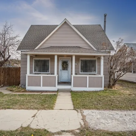 Steps from DOWNTOWN! COZY 5 bedroom Bungalow!