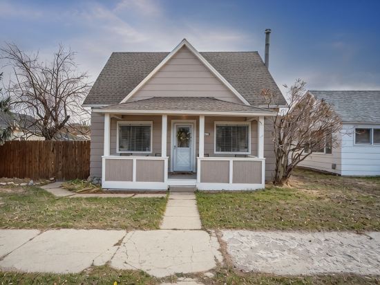 Steps from DOWNTOWN! COZY 5 bedroom Bungalow!
