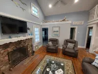 Geneva on the Lake HOT SPOT, 3 bedrooms/ w loft,2 bath ,sleeps 8-10. Huge deck . - Wi-Fi