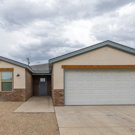Charming 3-bedroom house near West End Shopping Center!