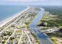 Brand New Beach House with huge private pool! 2-minute walk to the Beach ⭐️⭐️⭐️⭐️⭐️ - 4-Star