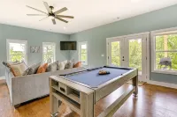 Lakefront Luxury Retreat, Kayaks, Game Room, Firepit, Pool Table & Private Dock - 4-Star