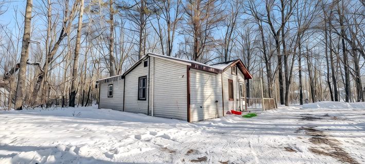 Woodland Retreat I Pet Friendly I Mins to Town Hotels in Marinette County