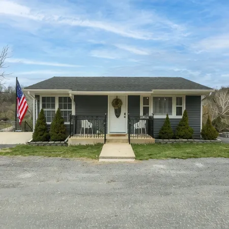 Riverfront! Shenandoah River! Sleeps 4! New Hot Tub