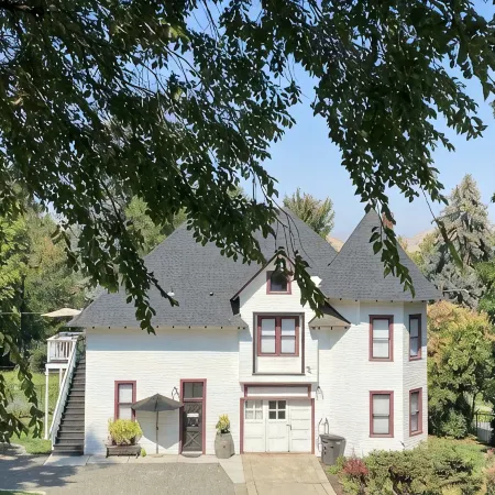 Lovely 2 Bedroom Carriage House Unit with Loft