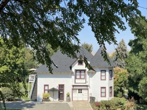 Lovely 2 Bedroom Carriage House Unit with Loft