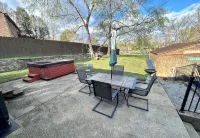 Lake Front Haven with Dual Living Rooms, Hot Tub - 4 stjerner