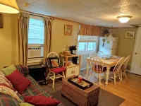 Charming 2-bedroom cottage near Bedford, screened  porch deck & private setting - Country Houses